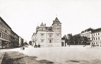 Calle Giskrova (hoy Kounicova) vista desde el hotel Continental. En el centro, la hoy ya desaparecida villa de la familia del famoso físico Georg Placzek. Detrás de la misma, el edificio de la escuela de órgano © Archivo JZ